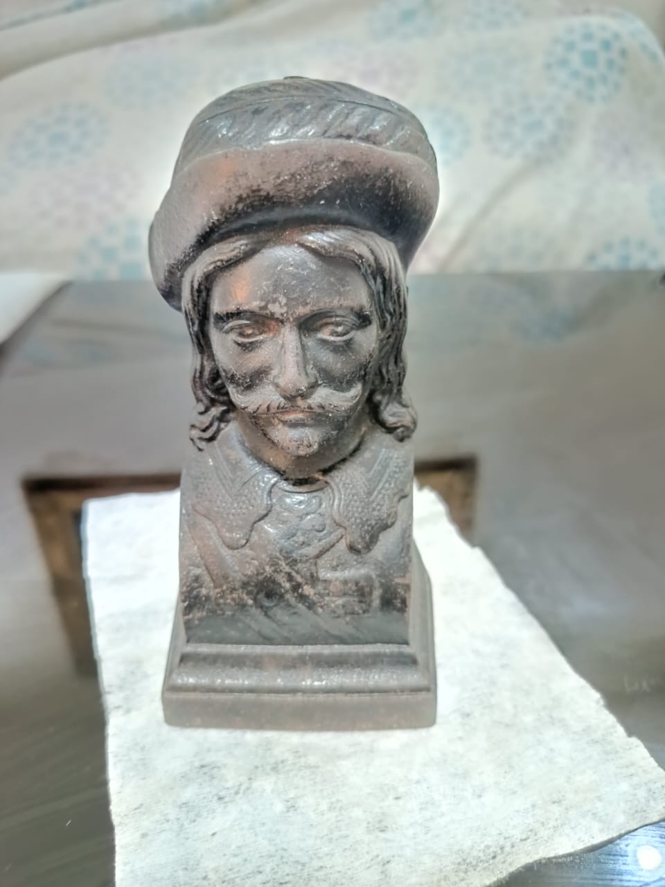 Statu en acier signé
