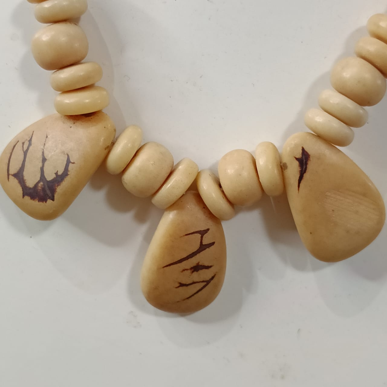 عقد مميز بالعاج