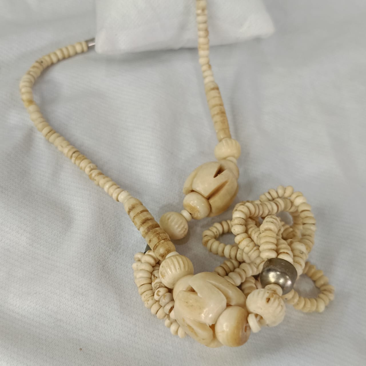 عقد تحفة بالعاج ناعم - طول مغلق 30cm