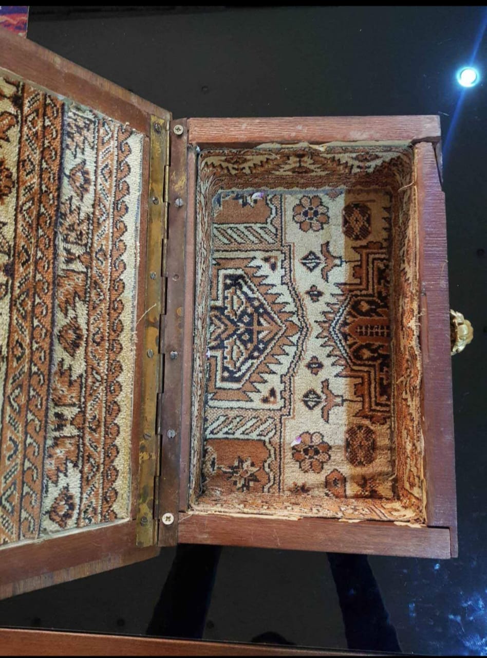 صندوق خشب أحمر منقوش طوله 32cm