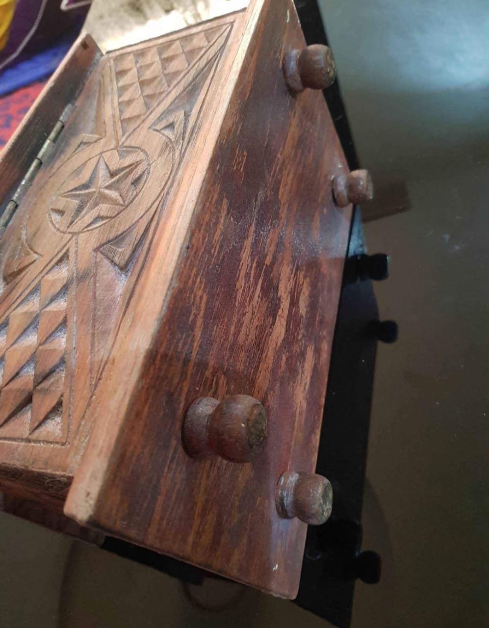 صندوق خشب أحمر منقوش طول 28cm