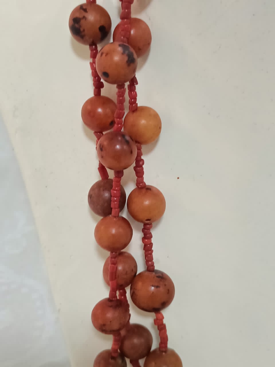 عقد ثلاثي طويل من العود الفواح