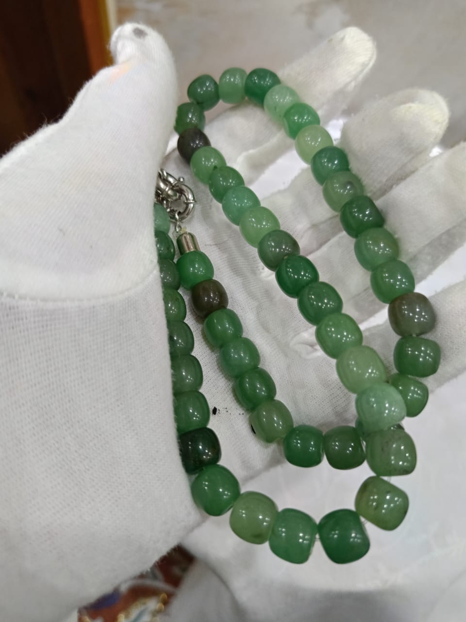 عقد تحفة بحجر زمرد طبيعي