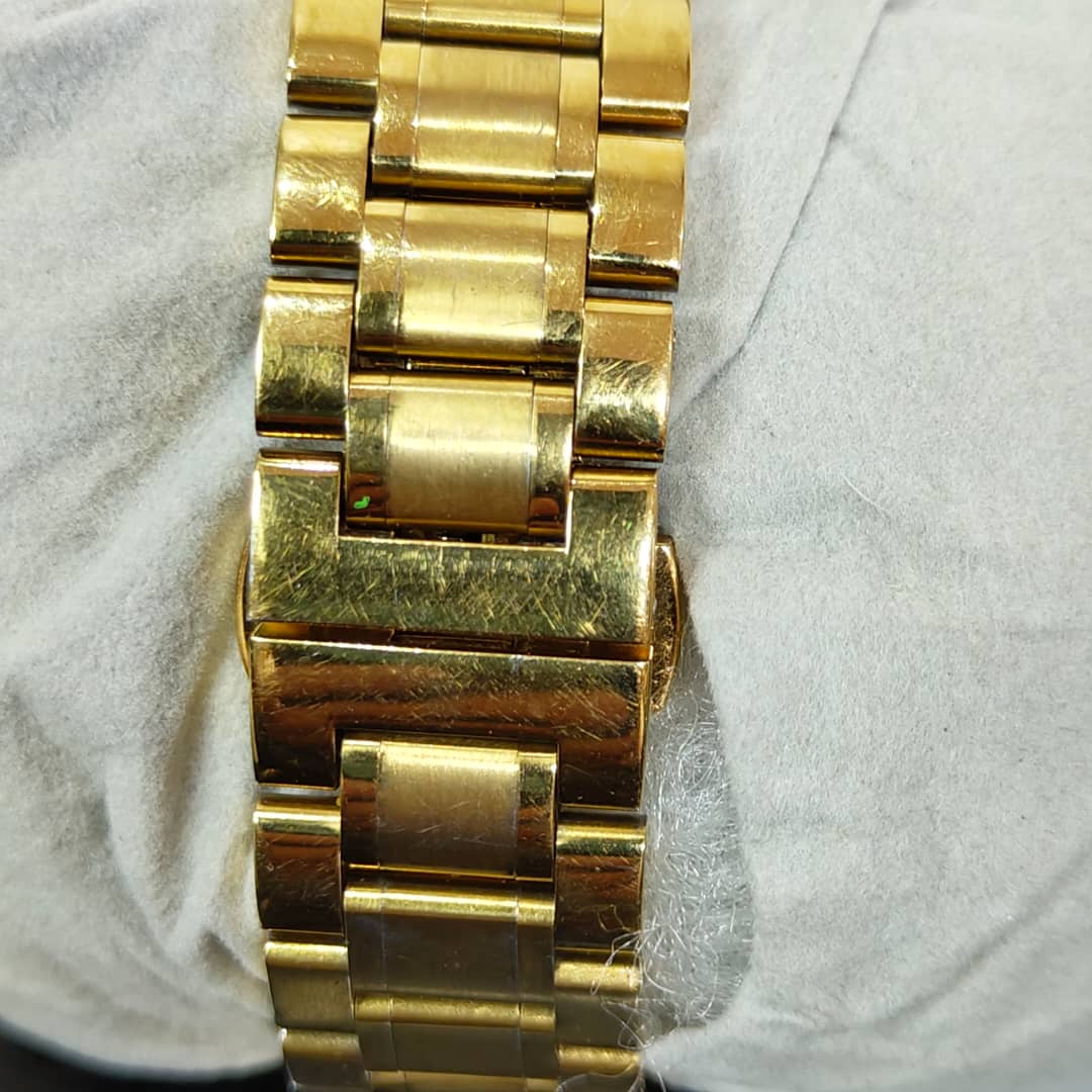 Montre Vittorio Vercelli en plaqué or Quartz original/زوج ملايين ومتين
40mm
Prix 22000