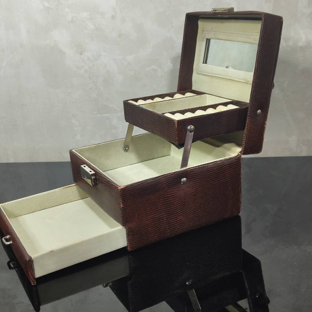 Boite bijoux L'Oréal Paris en cuir original
16/10cm
Prix 8000