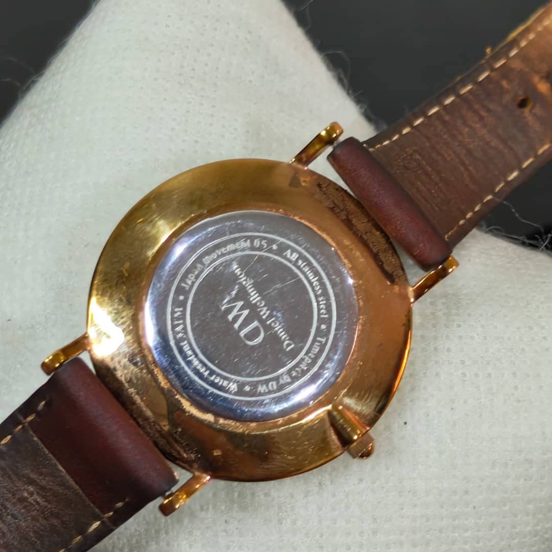 Montre DW femme quartz original
Prix 8500