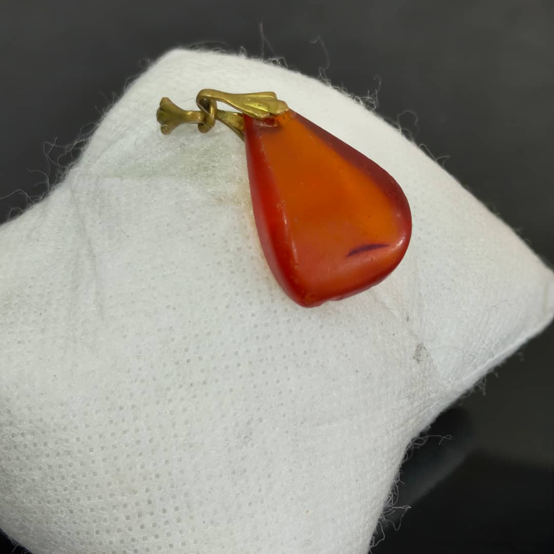 قلادة عتيقة بحجر كهرمان عطر
طول 4cm