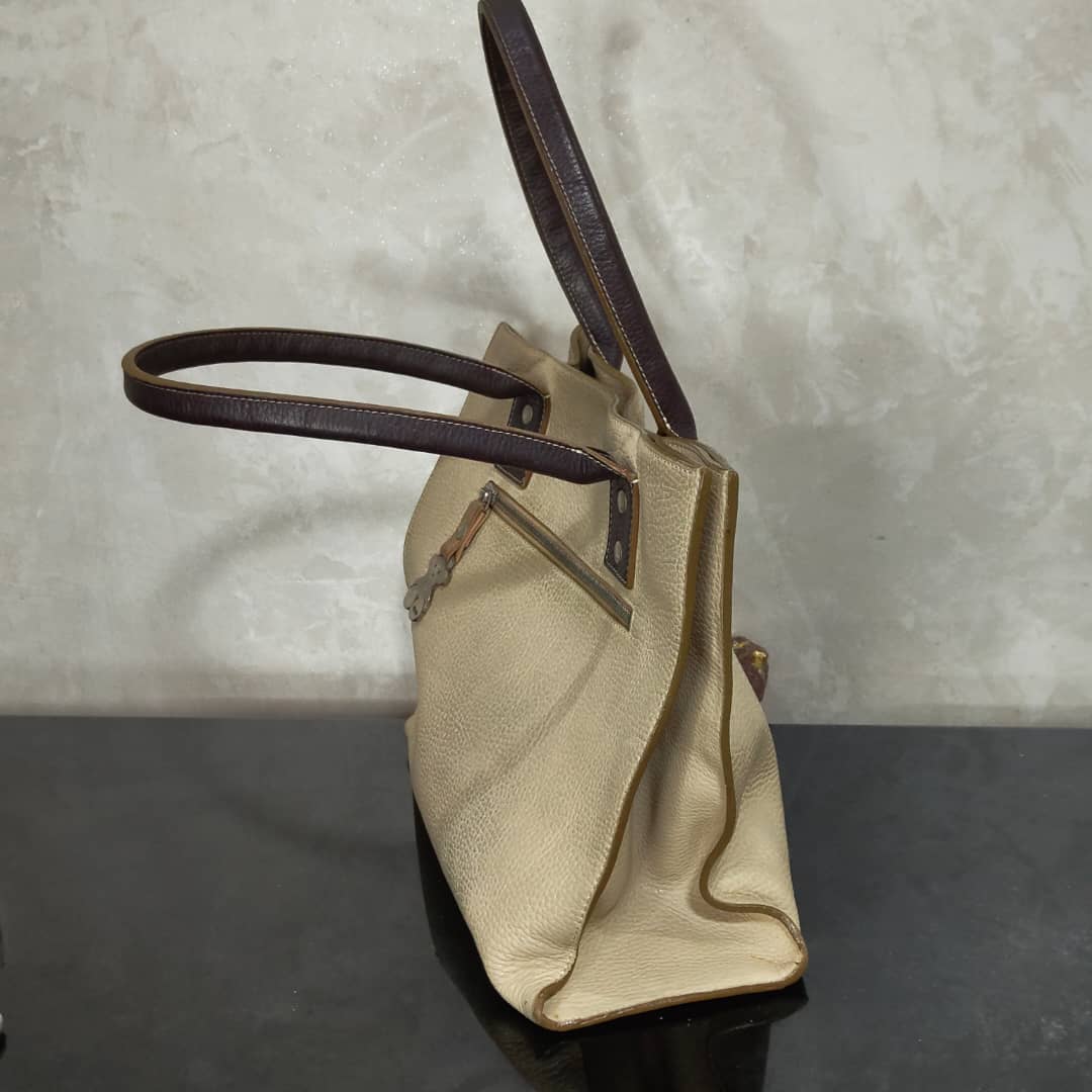 Sac tous en cuir femme original
30/26cm
Prix 12000