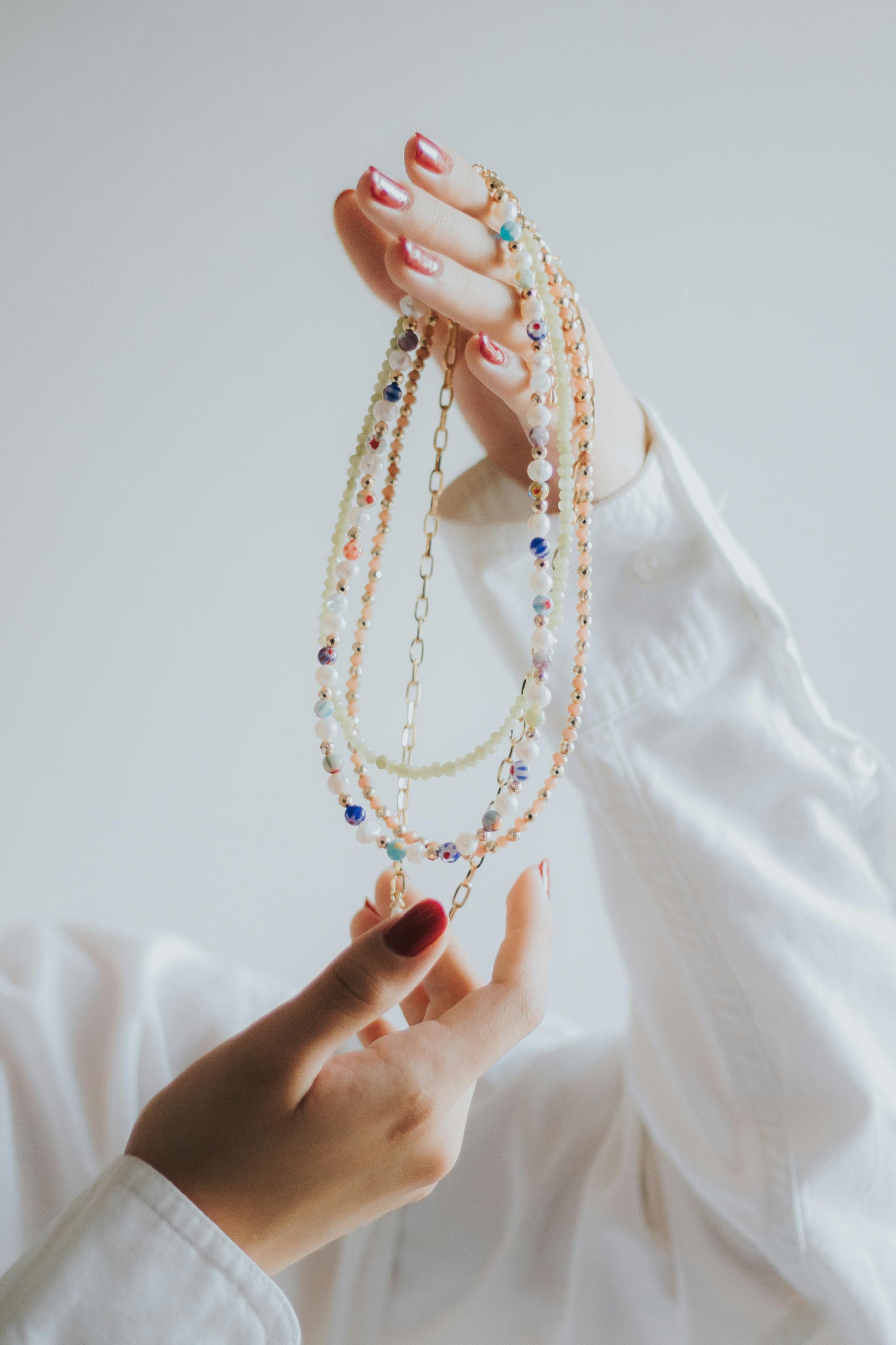 عقود بأحجار كريمة( مجوهرات )