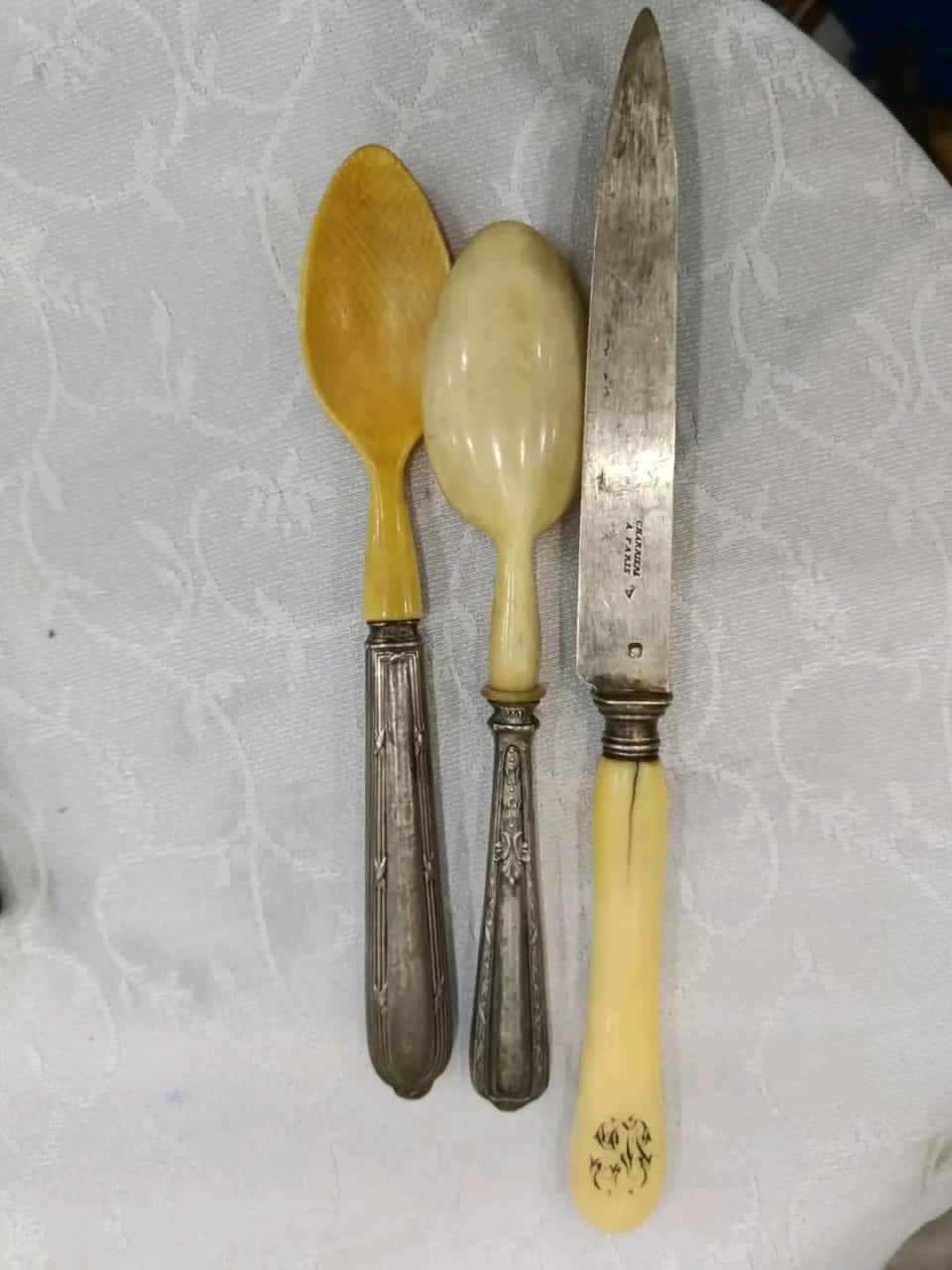 قطع من الفضة والعااج