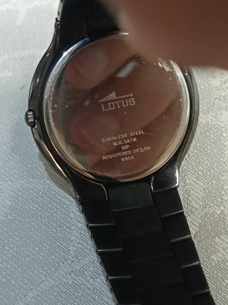 Montre lotus extra plat