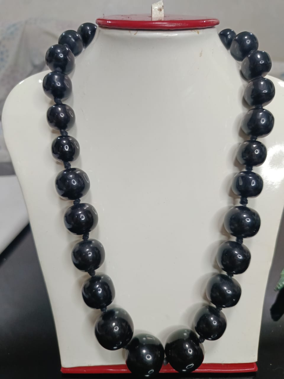 عقد تحفة بحجر اسود