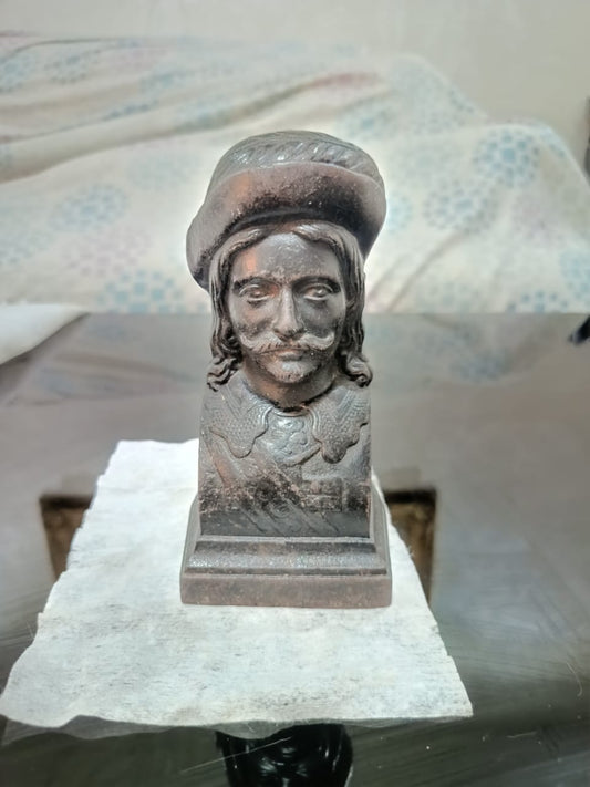 Statu en acier signé