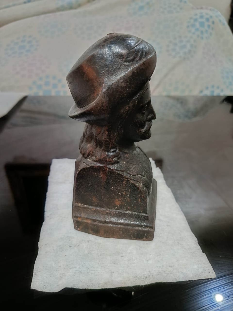 Statu en acier signé