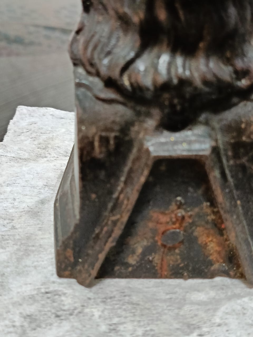 Statu en acier signé