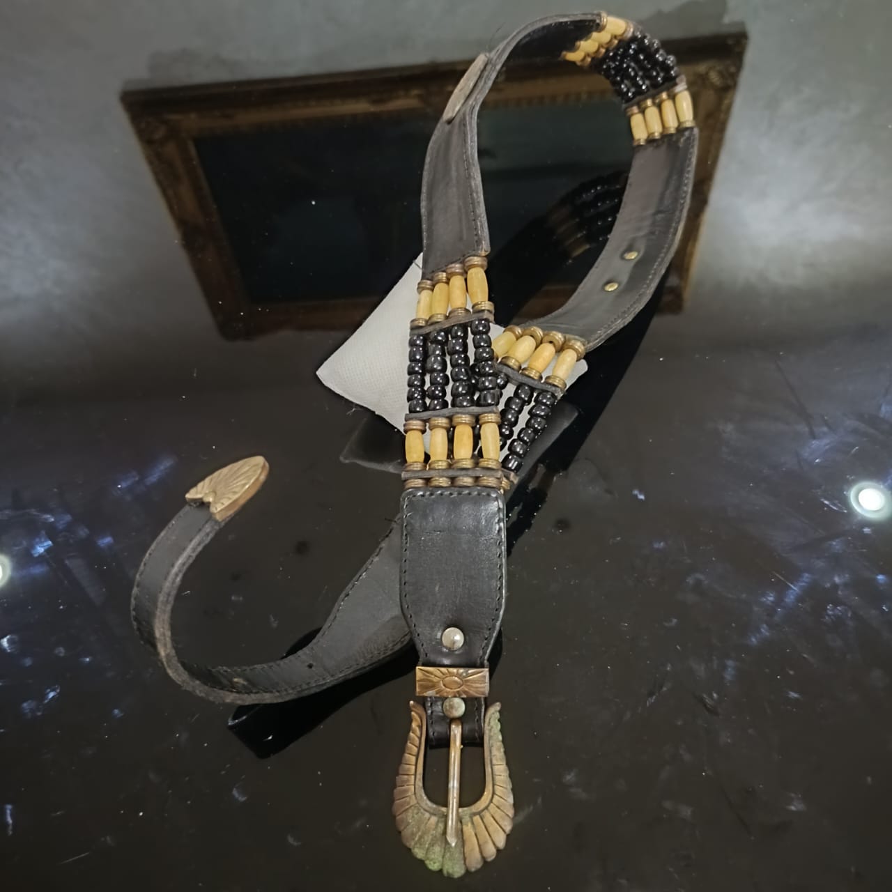 حزامة تحفة من جلد وعاج وعقيف