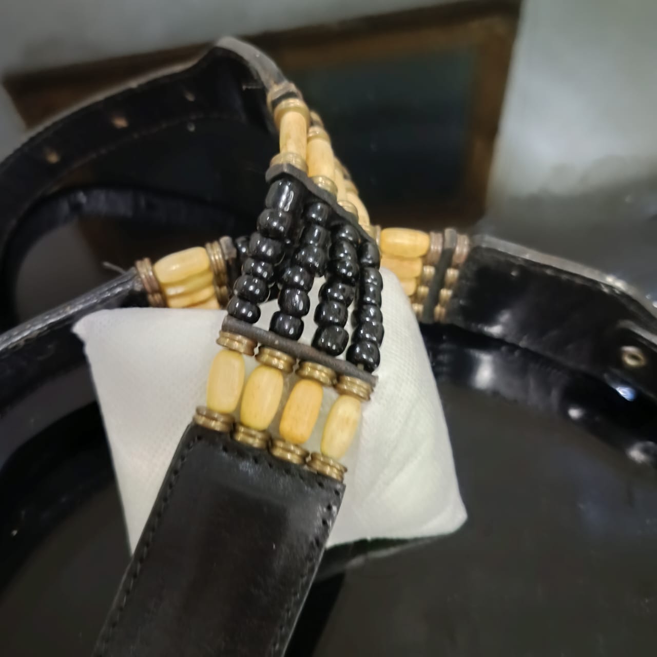 حزامة تحفة من جلد وعاج وعقيف