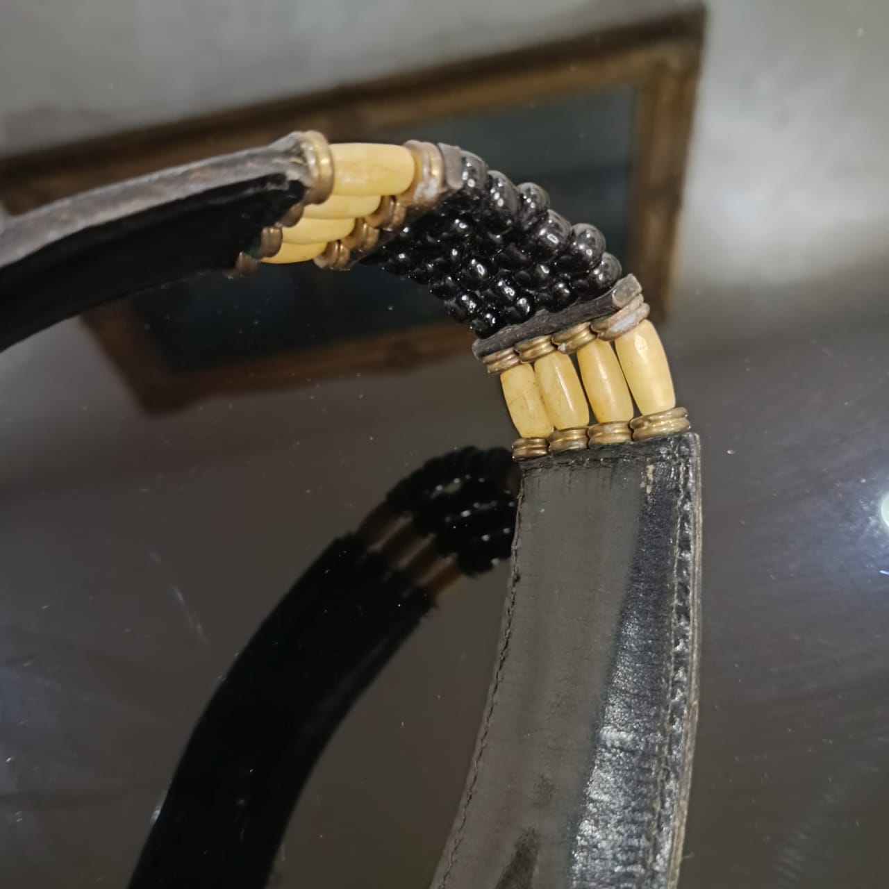 حزامة تحفة من جلد وعاج وعقيف