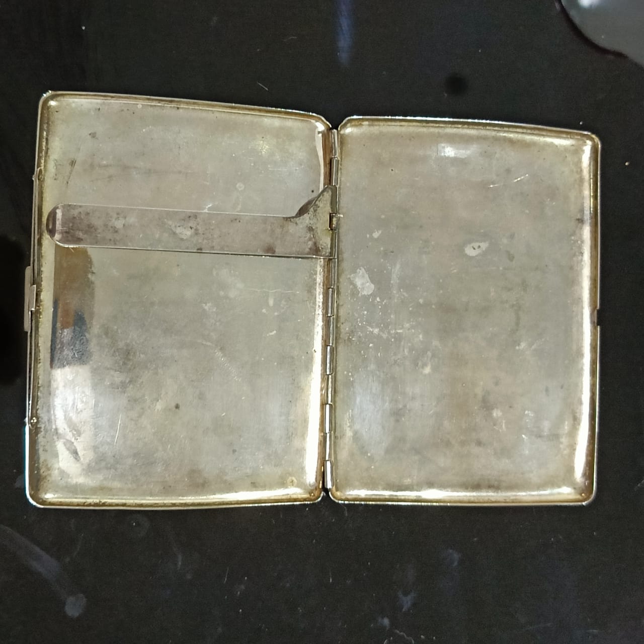 حاملة ورق مطلية بالفضة