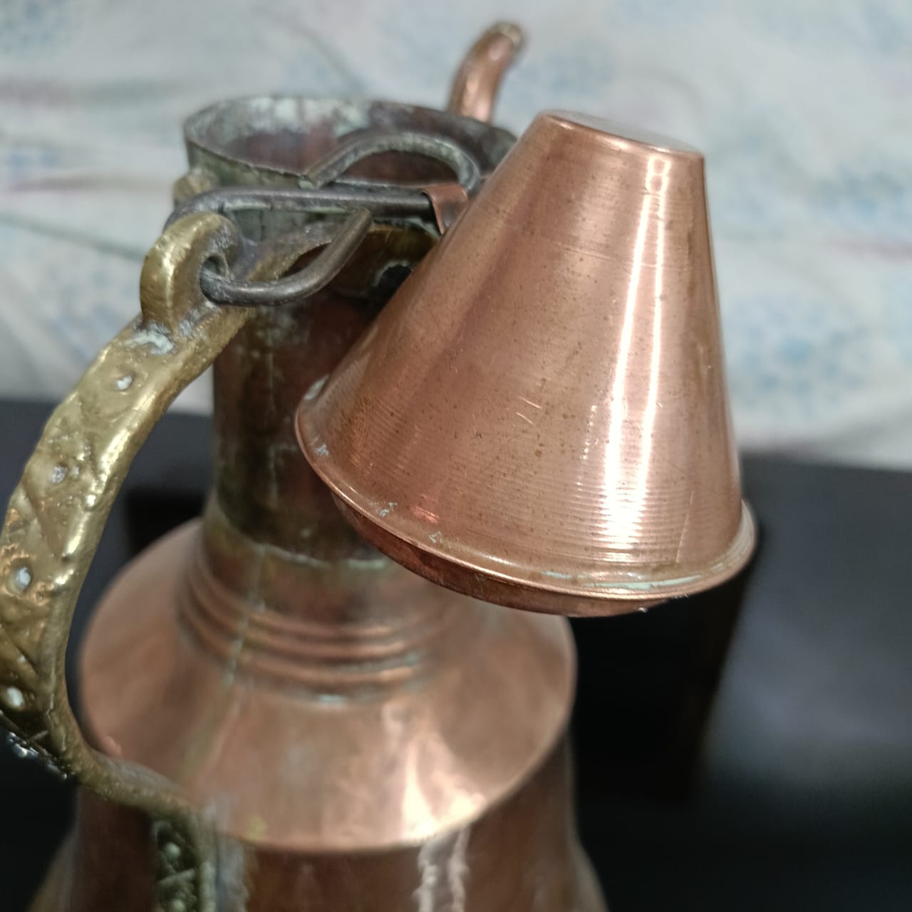 تحفة عتيقة من نحاس أحمر وبرونز