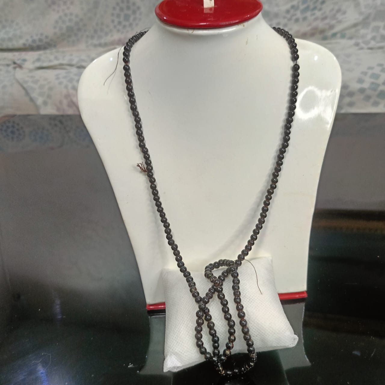 عقد تحفة بحجر اسود