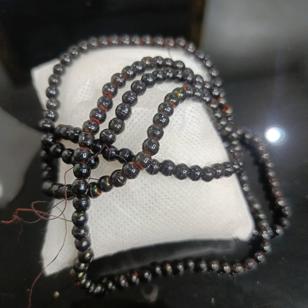 عقد تحفة بحجر اسود