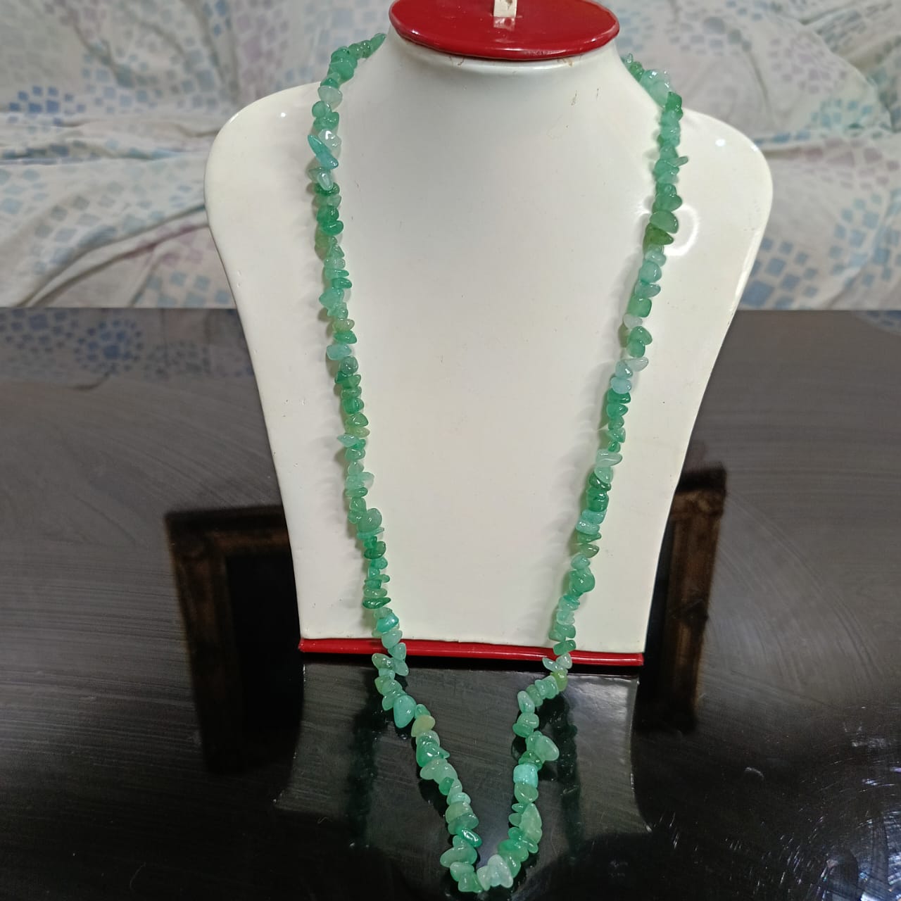 عقد تحفة بحجر زمرد طبيعي