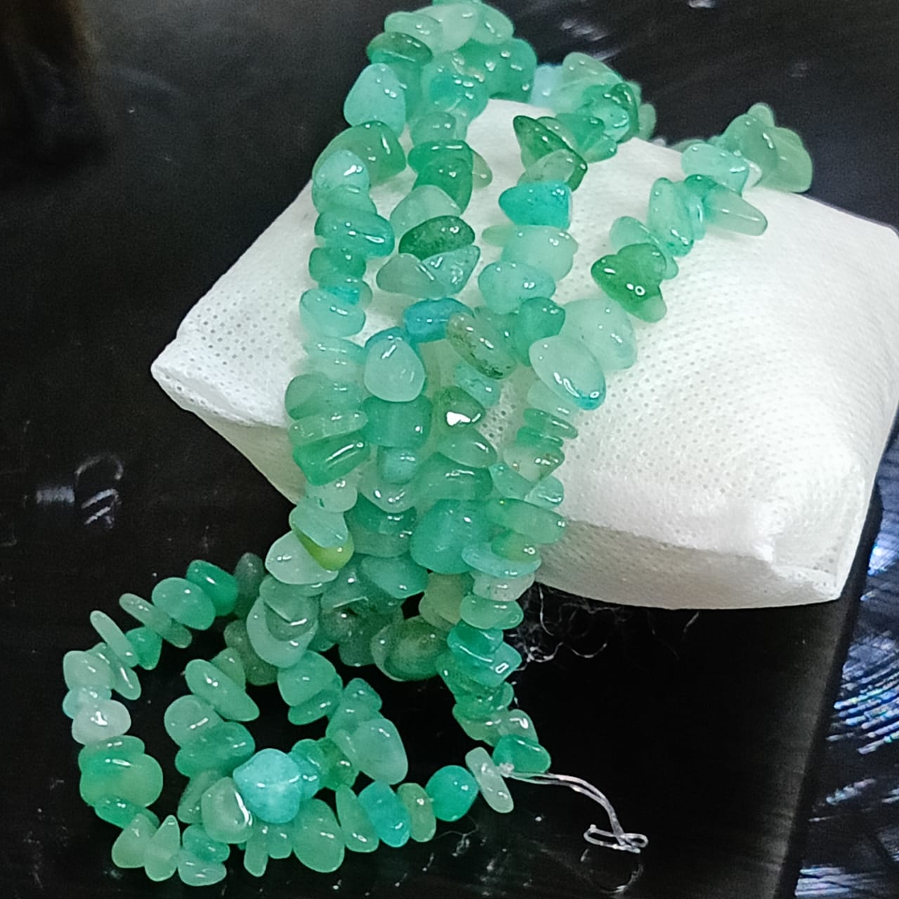 عقد تحفة بحجر زمرد طبيعي