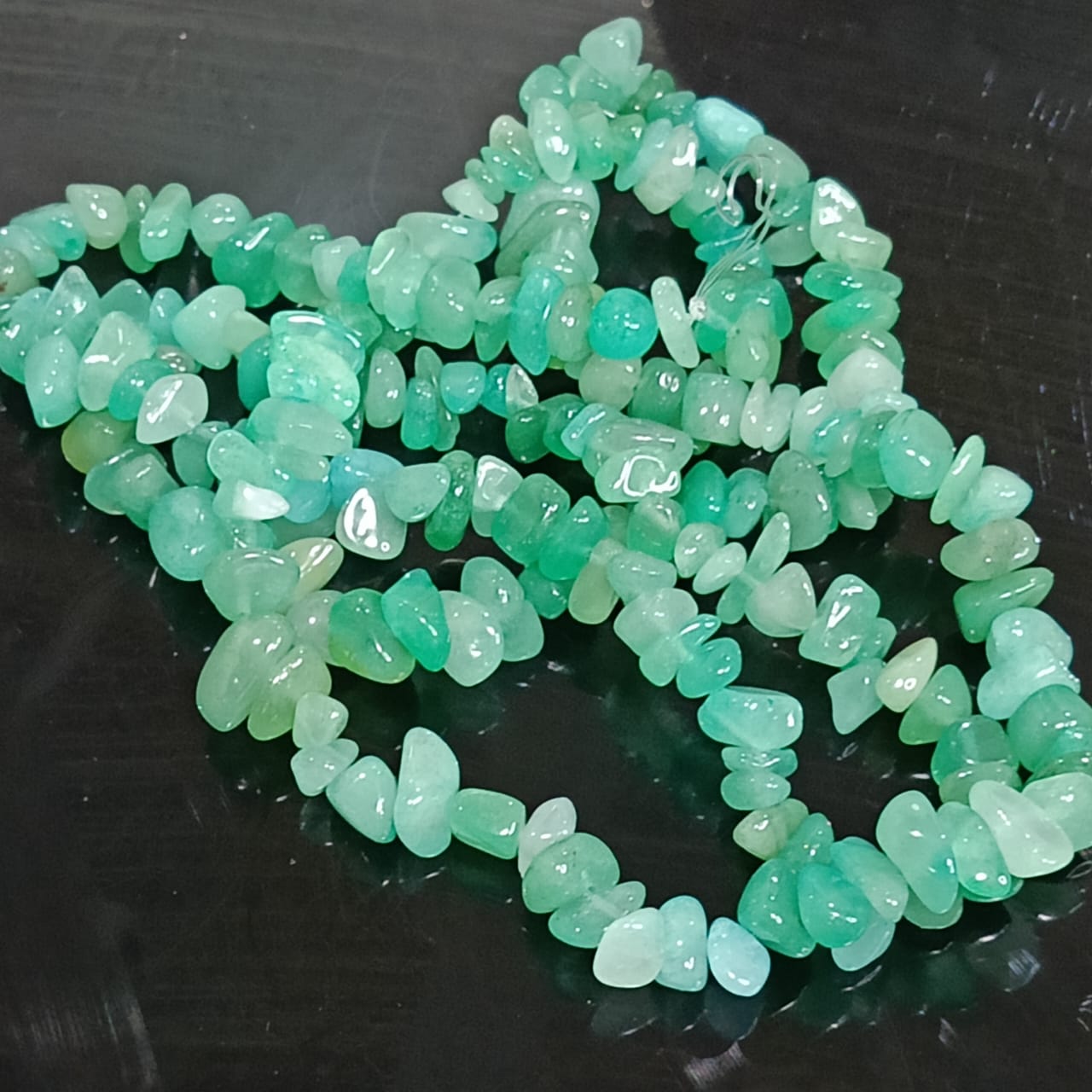 عقد تحفة بحجر زمرد طبيعي