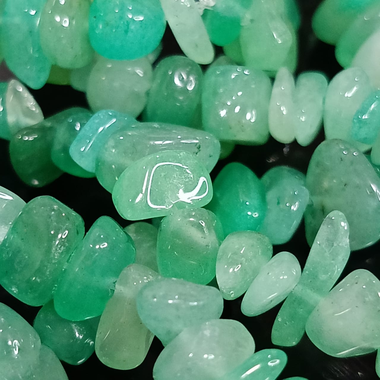 عقد تحفة بحجر زمرد طبيعي