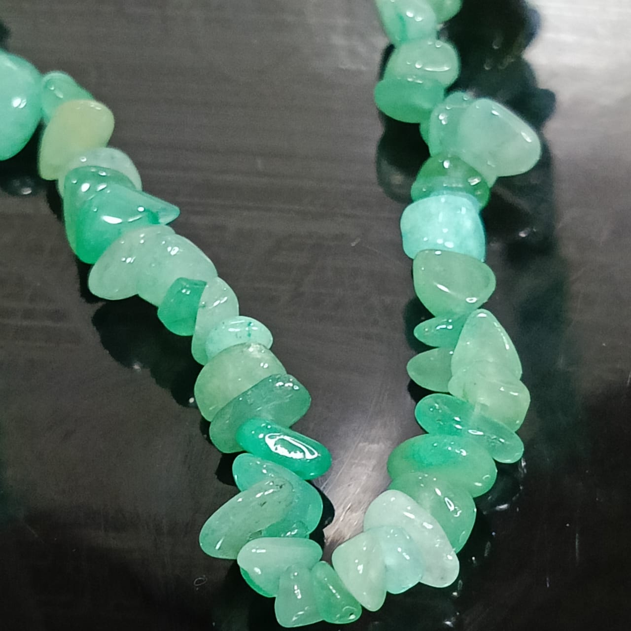 عقد تحفة بحجر زمرد طبيعي