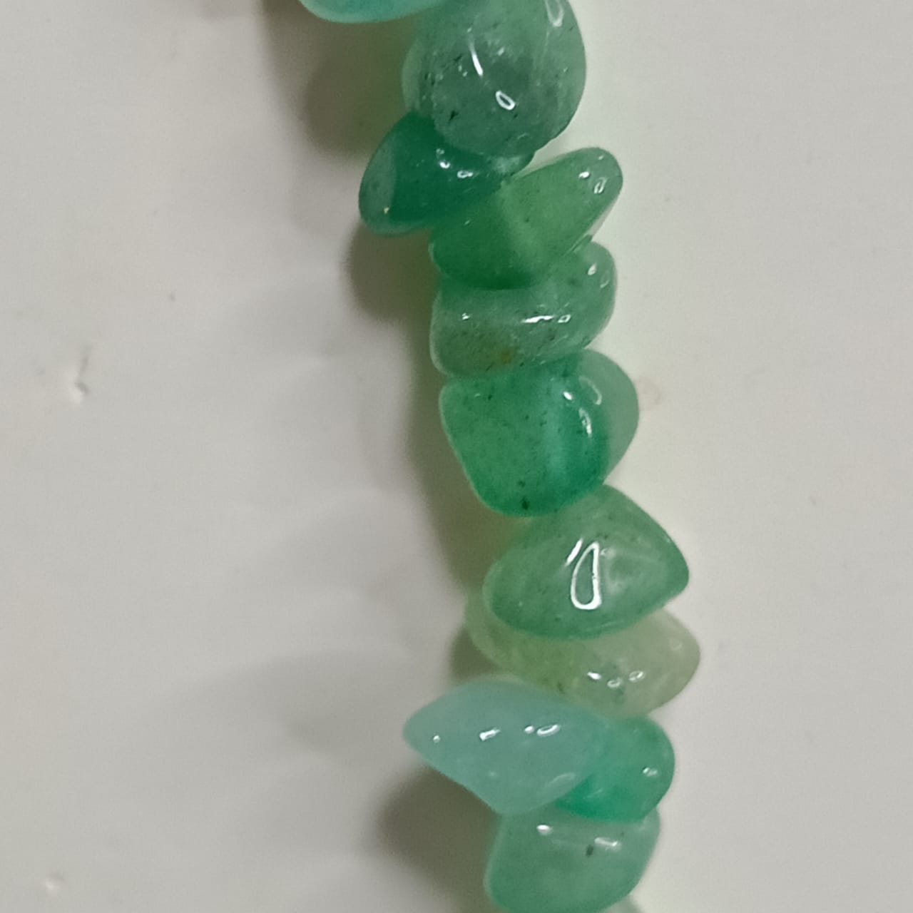 عقد تحفة بحجر زمرد طبيعي