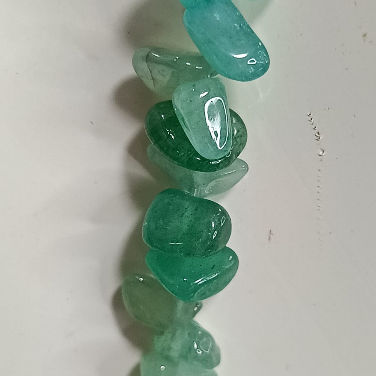 عقد تحفة بحجر زمرد طبيعي