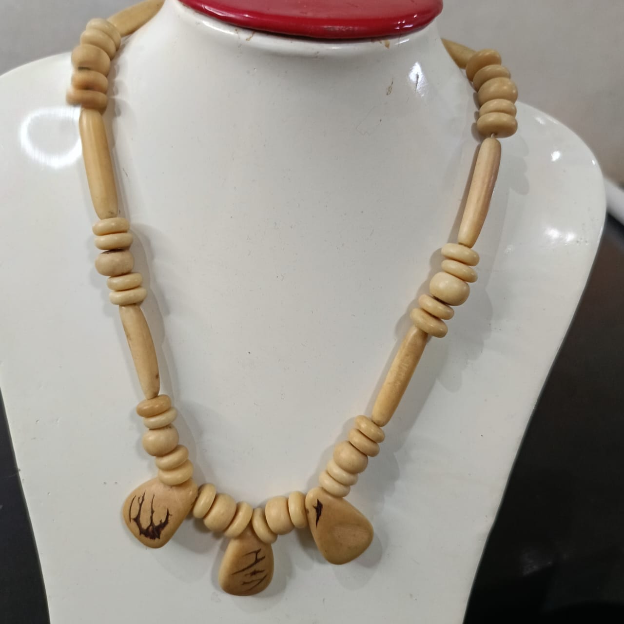 عقد مميز بالعاج