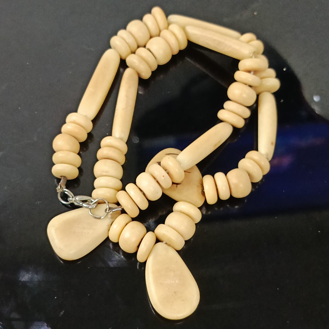 عقد مميز بالعاج
