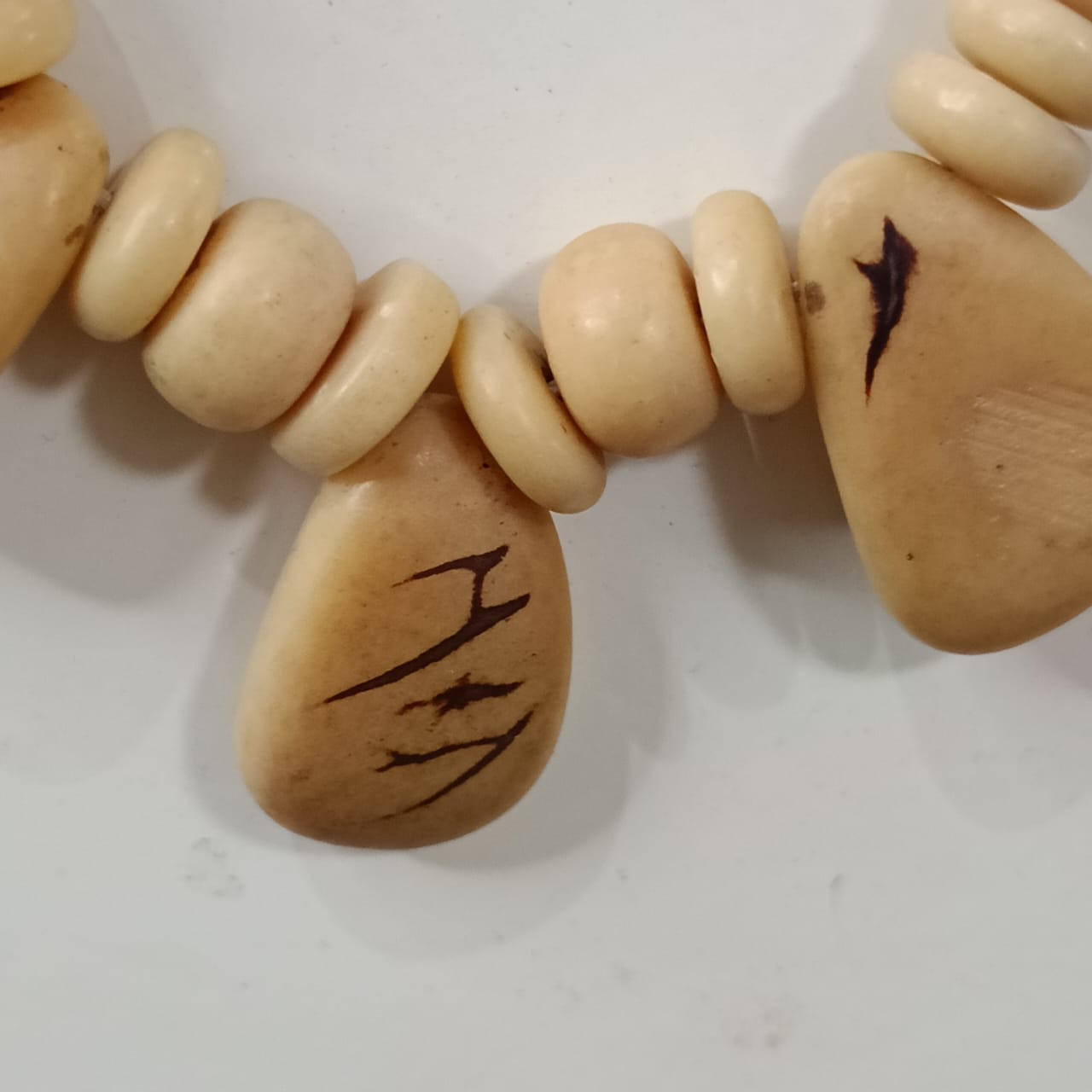 عقد مميز بالعاج