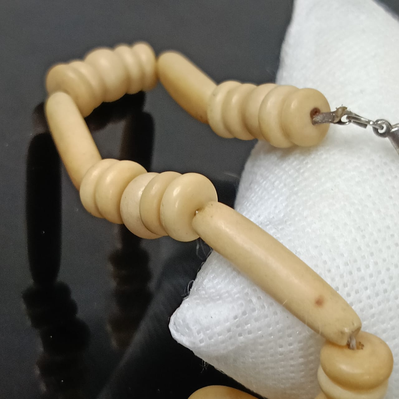 عقد مميز بالعاج