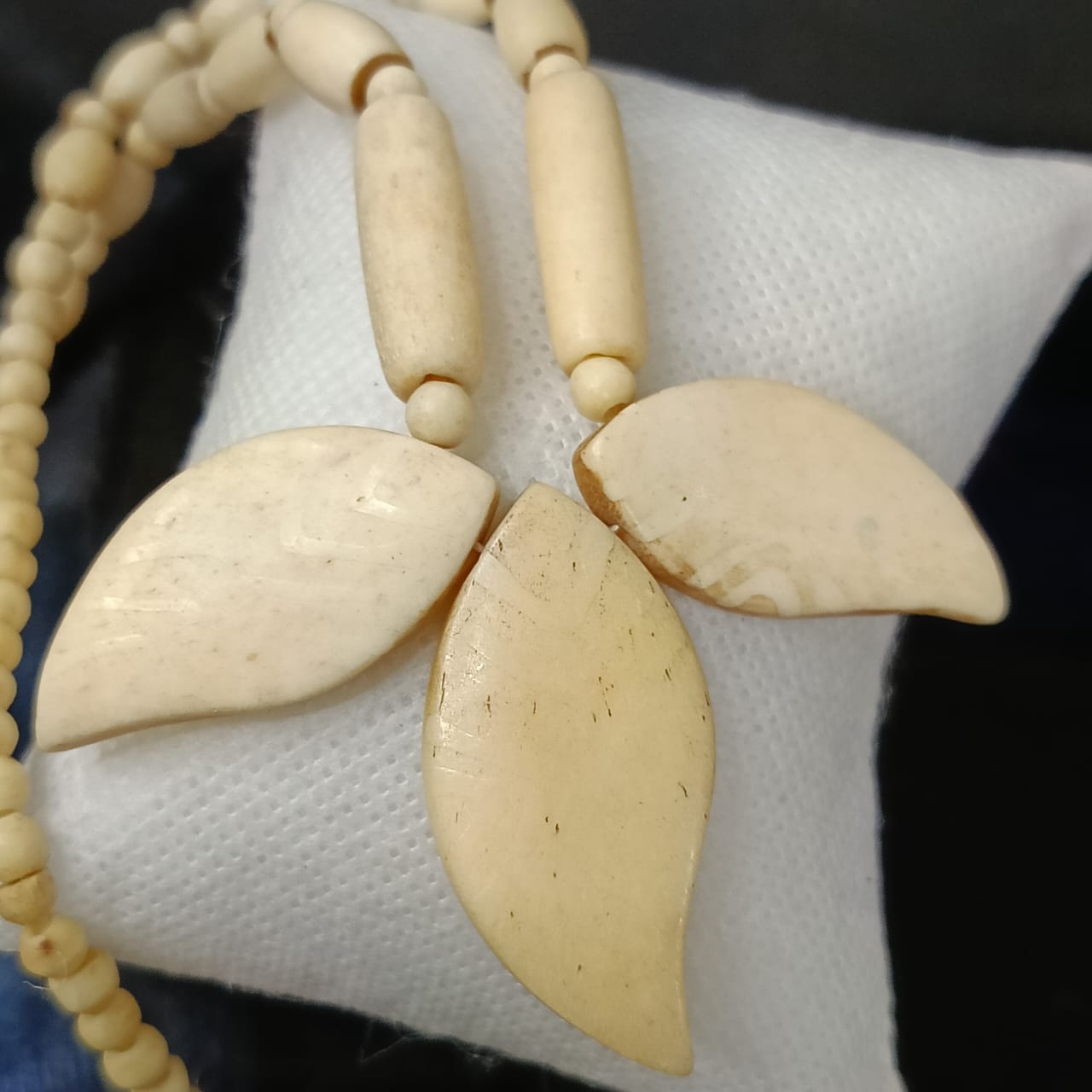 عقد مميز بالعاج