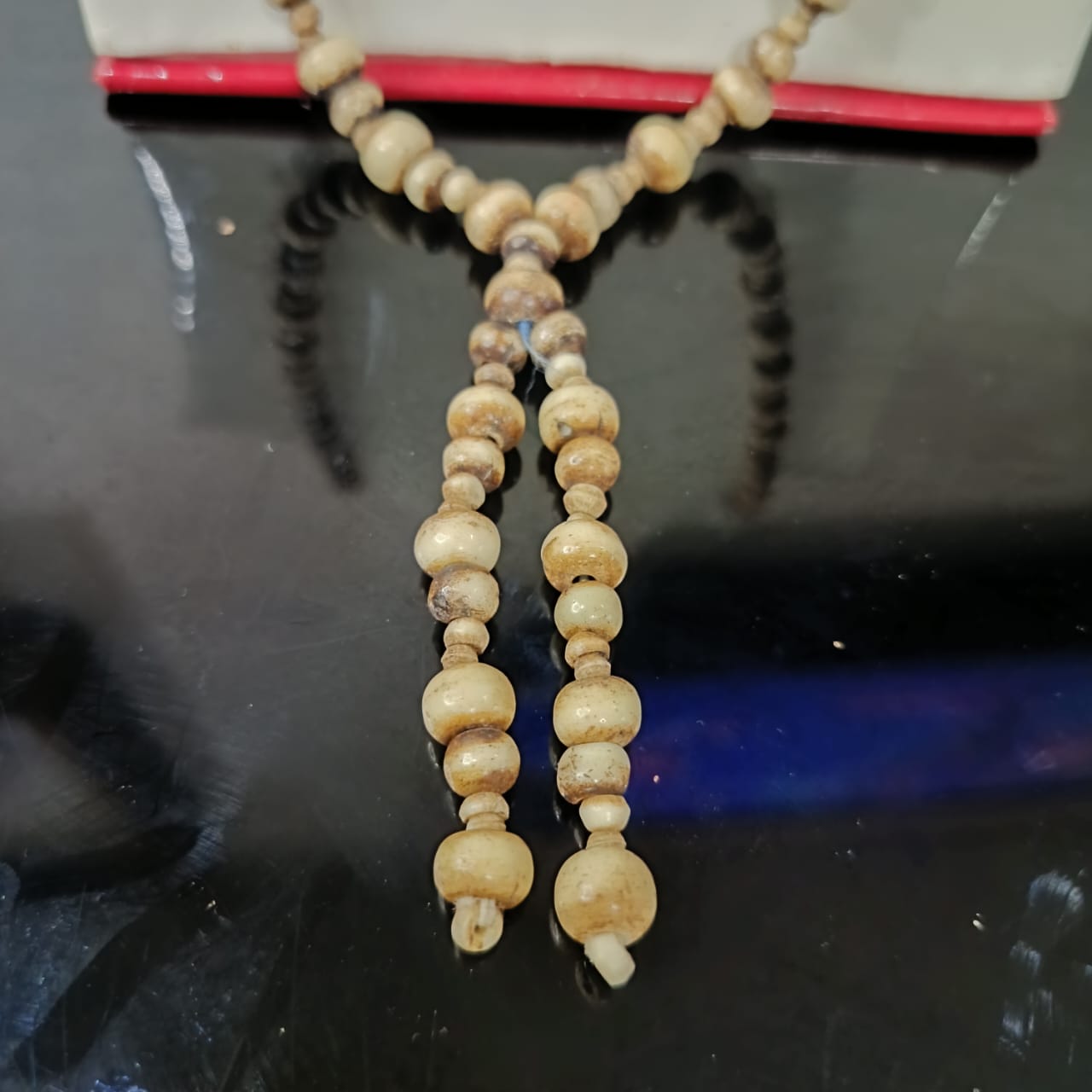 عقد بالعاج