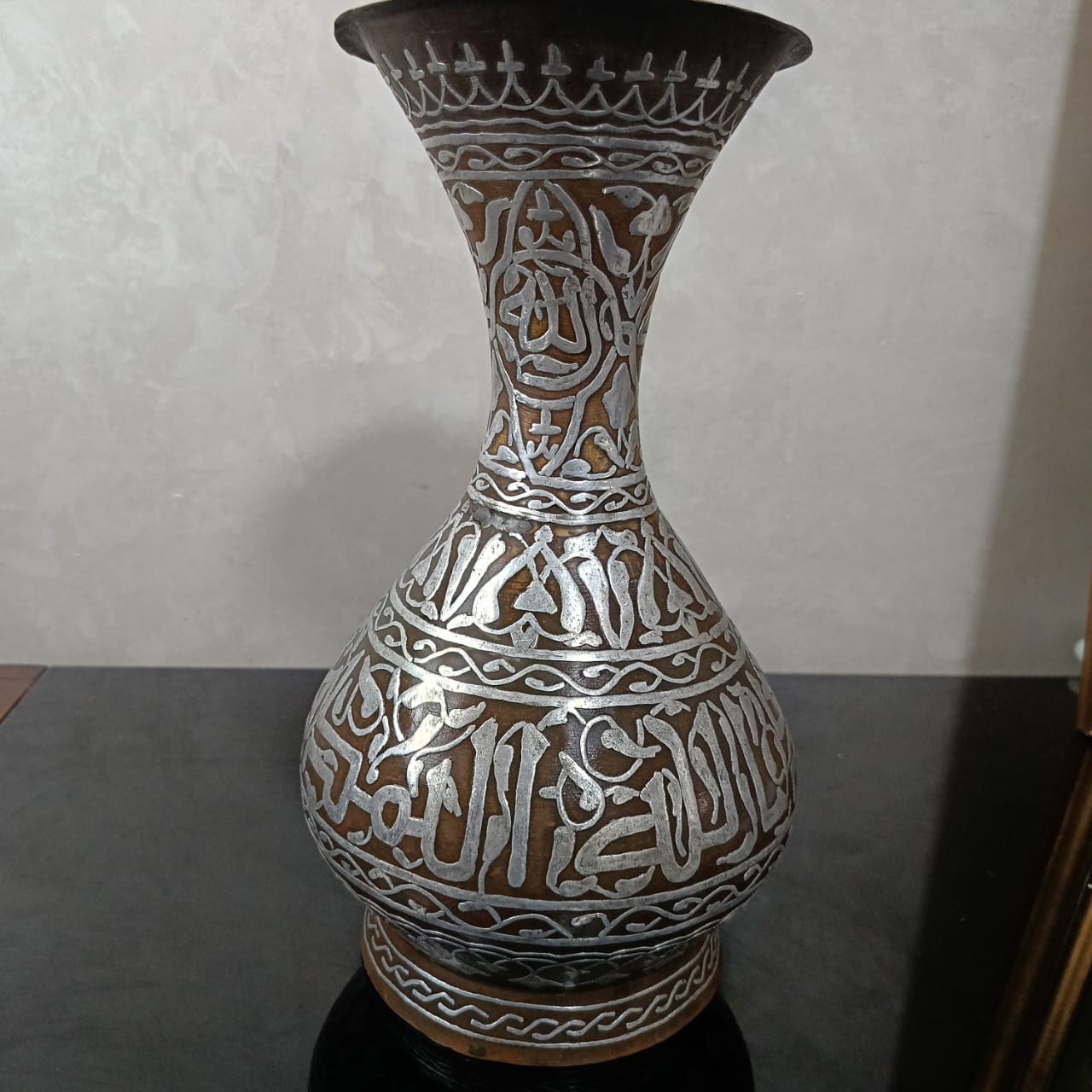 فازة تحفة مطعمة بالفضة
