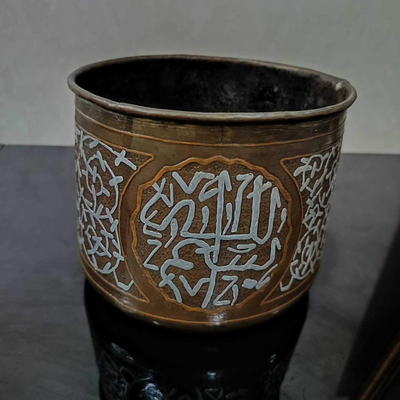 فازة تحفة مطعمة بالفضة
