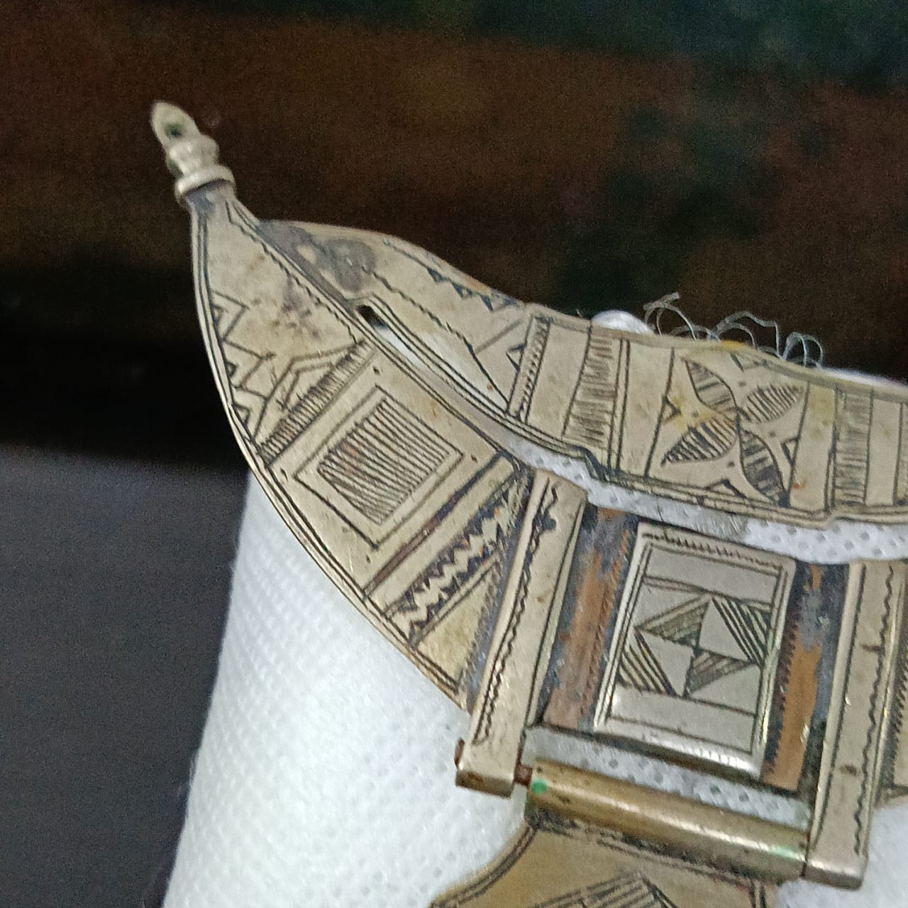 قلادة معدنية كبيرة تحفة