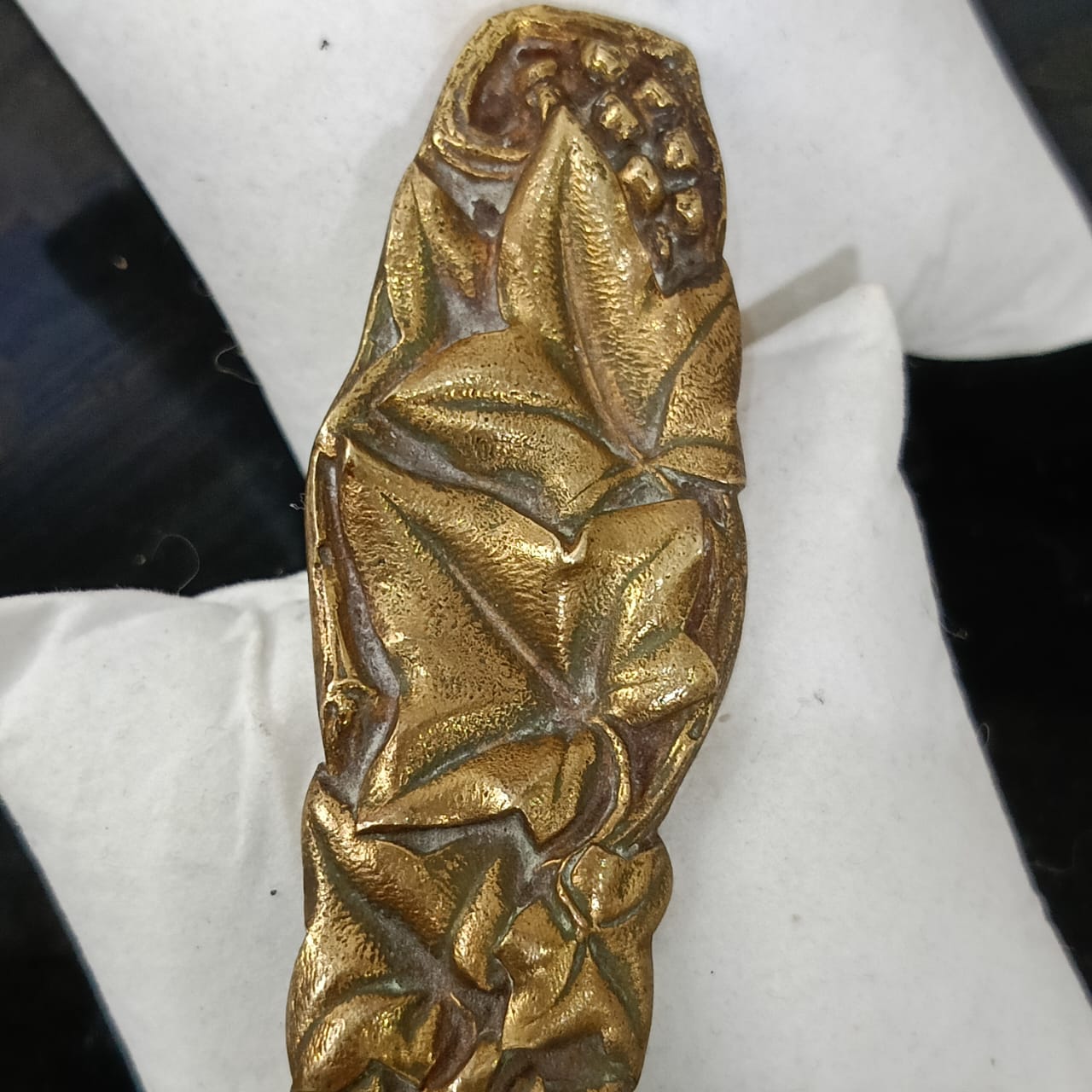 فاتح الأغلفة لرونز عليه إمضاء