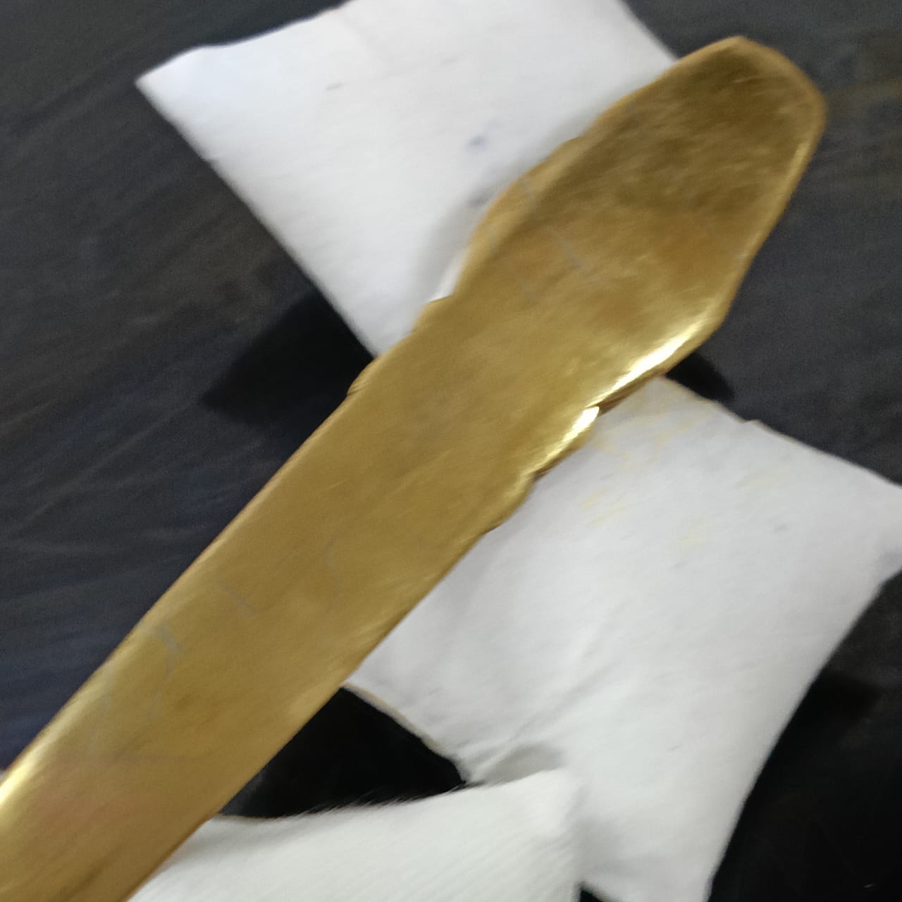 فاتح الأغلفة لرونز عليه إمضاء