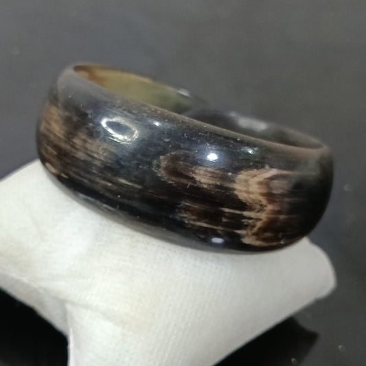 سوار انتيك من عاج وحيد القرن