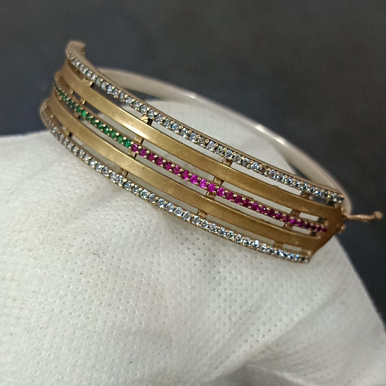 سوار فضة ونحاس مرصع بالأحجار