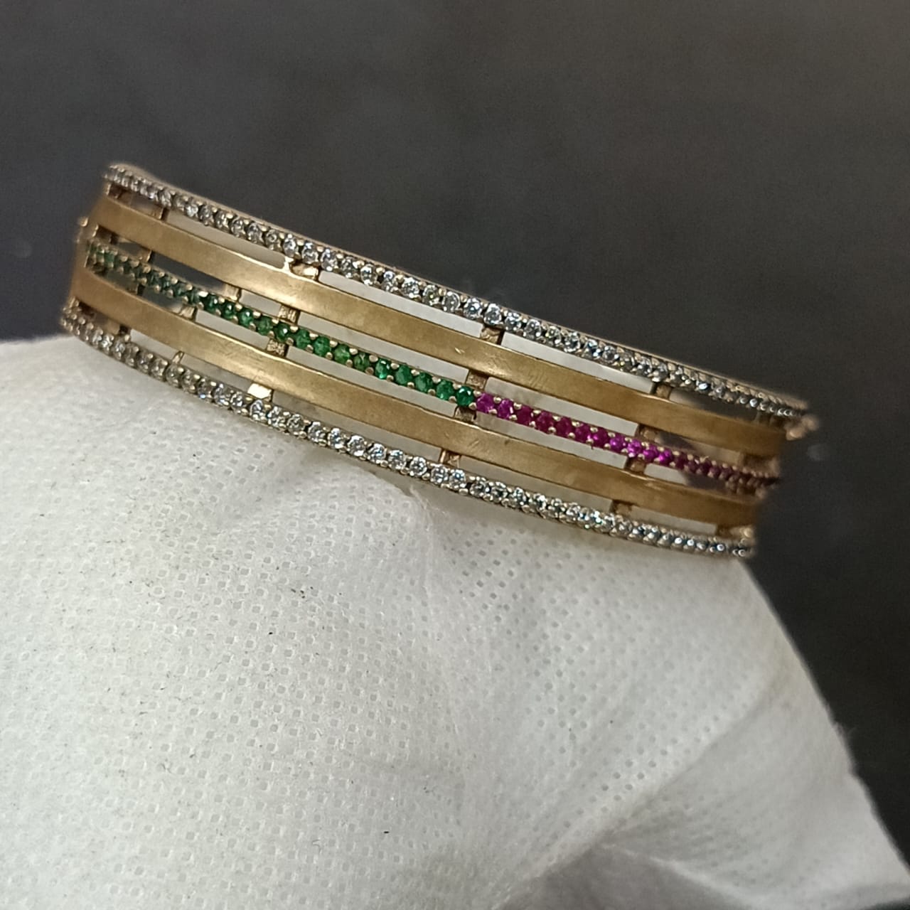 سوار فضة ونحاس مرصع بالأحجار