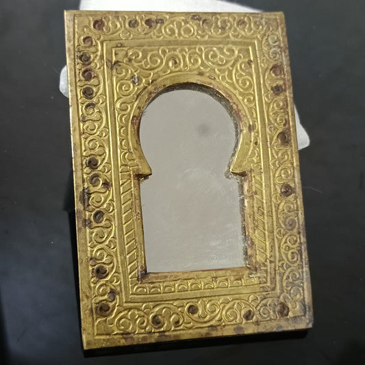 مرآة نحاس قديمة