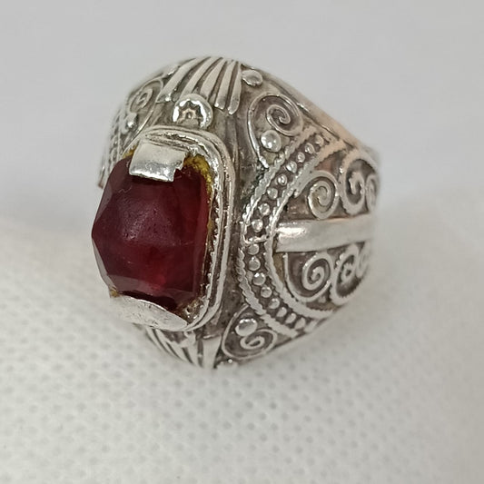 خاتم فضة نادر متوج بحجر عقيق أحمر شفاف طبيعي