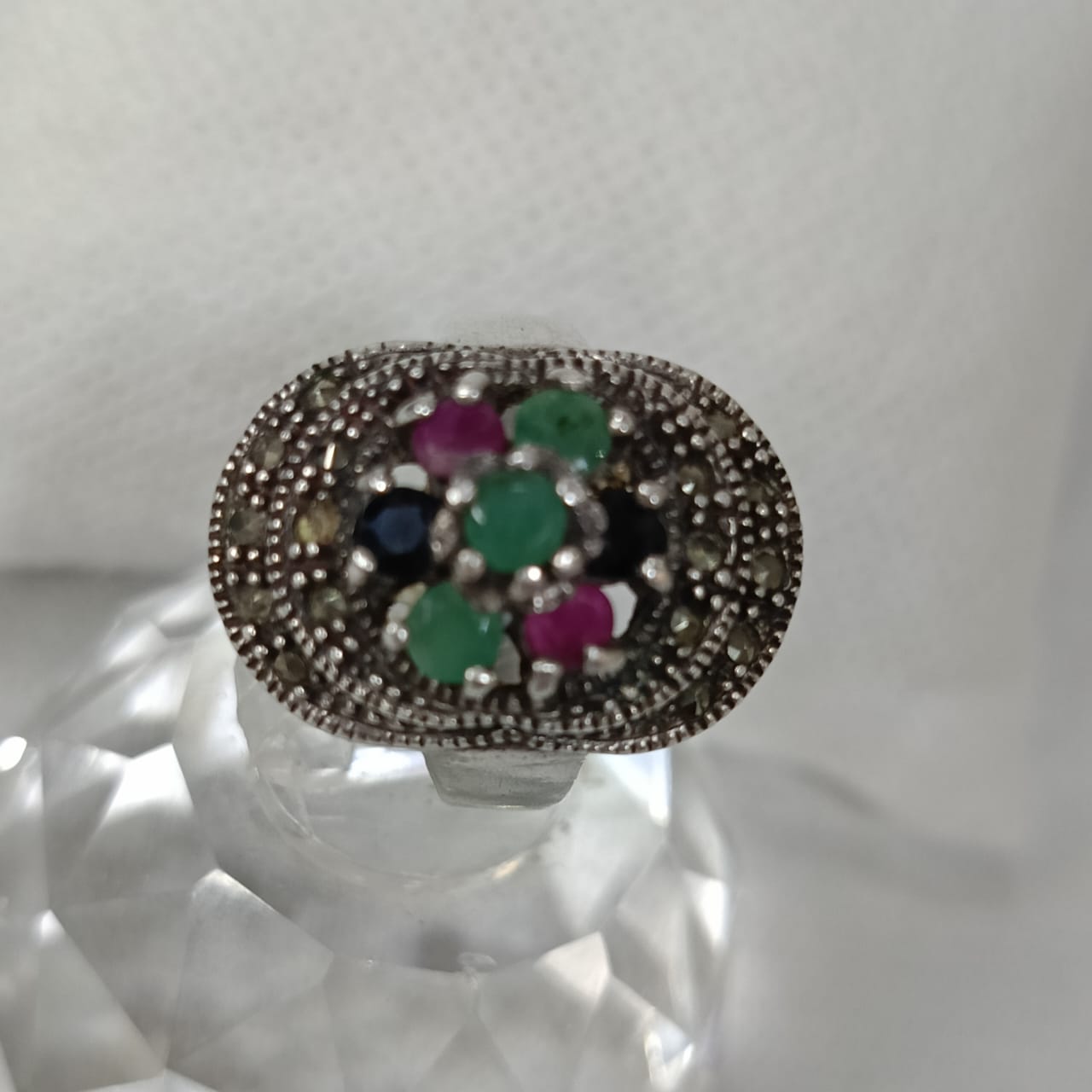 خاتم فضة نسائي مرصع بالأحجار كريمة ياقوت وزمرد وسفير أزرق طبيعي